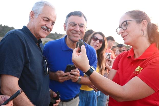 Kuzey Kıbrıs Turkcell’den Doğaya Anlamlı Destek Yavru Kaplumbağalar Denizle Buluştu
